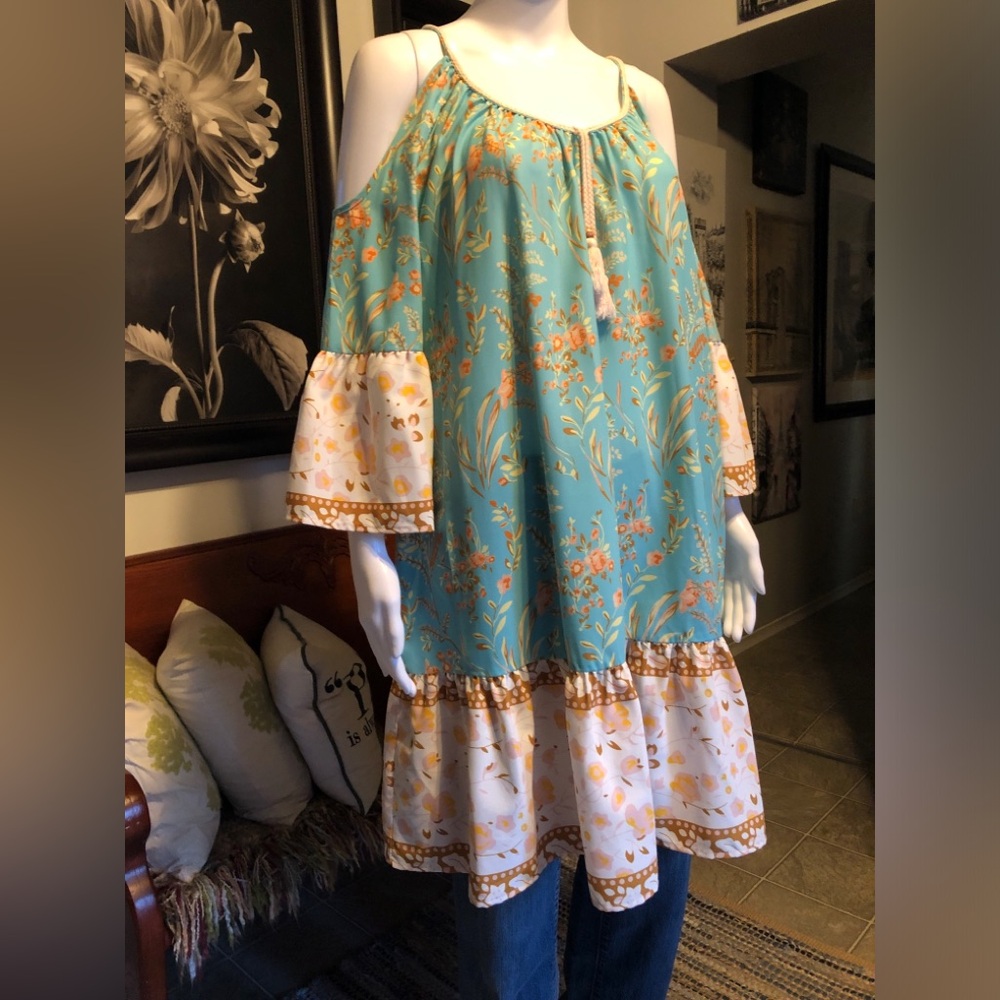 Womenās CLEO Petites Boho Teal Floral Cold-Shoulder Tunic with Cream Accents
EUC